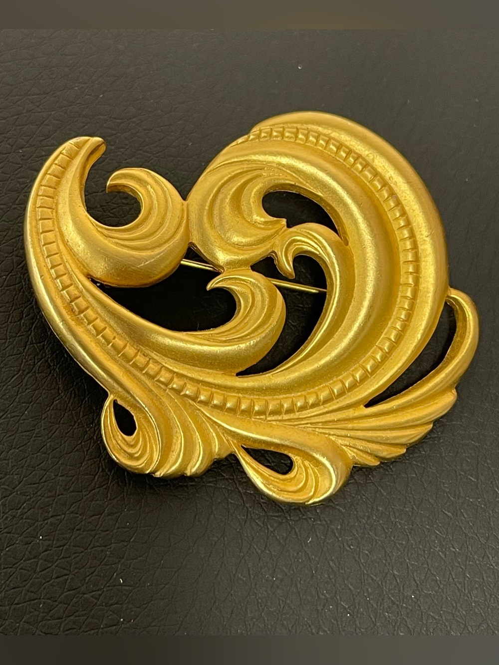 Douglas Paquette Vintage gold tone Brooch - Women's Jewelry